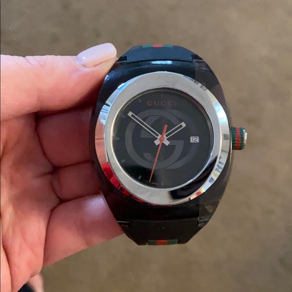 Black unisex Gucci watch